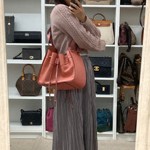 画像をギャラリービューアに読み込む, LOEWE HAMMOCK MEDIUM DRAWSTRING 2 WAY PINK SHOULDER BAG - 01484