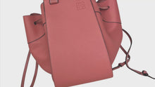 ギャラリービューアLOEWE HAMMOCK MEDIUM DRAWSTRING 2 WAY PINK SHOULDER BAG - 01484に読み込んでビデオを見る
